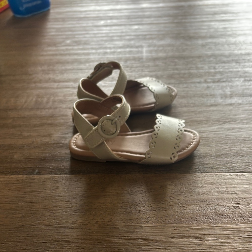 Old Navy Toddler sandals - Picture 4 of 4